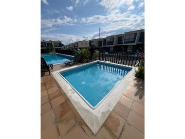 VENTA DE HERMOSA CASA EN COND. ZONA AEROPUERTO PERMITE RENTAS CORTAS