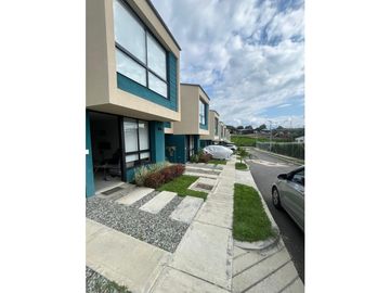 VENTA DE HERMOSA CASA EN COND. ZONA AEROPUERTO PERMITE RENTAS CORTAS