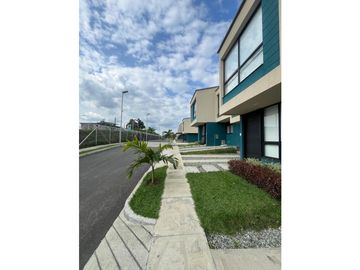 VENTA DE HERMOSA CASA EN COND. ZONA AEROPUERTO PERMITE RENTAS CORTAS