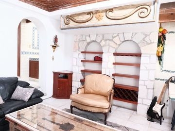 RESIDENCIA CON ALBERCA EN MARFIL