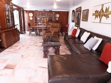 RESIDENCIA CON ALBERCA EN MARFIL