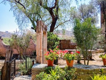CASA ANTIGUA EN MARFIL CON INCREIBLE JARDIN