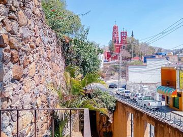 CASA ANTIGUA EN MARFIL CON INCREIBLE JARDIN