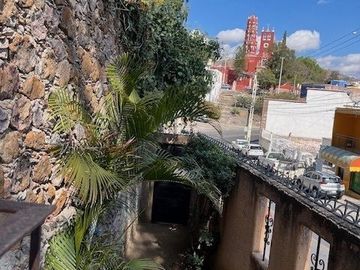 CASA ANTIGUA EN MARFIL CON INCREIBLE JARDIN