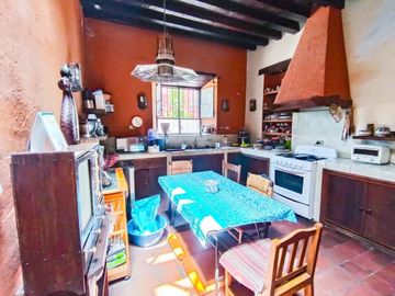CASA ANTIGUA EN MARFIL CON INCREIBLE JARDIN