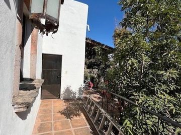 CASA ANTIGUA EN MARFIL CON INCREIBLE JARDIN