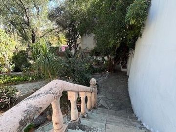 CASA ANTIGUA EN MARFIL CON INCREIBLE JARDIN
