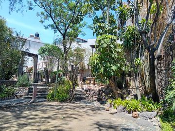 CASA ANTIGUA EN MARFIL CON INCREIBLE JARDIN