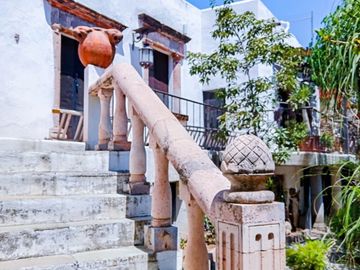CASA ANTIGUA EN MARFIL CON INCREIBLE JARDIN