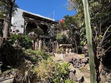 CASA ANTIGUA EN MARFIL CON INCREIBLE JARDIN