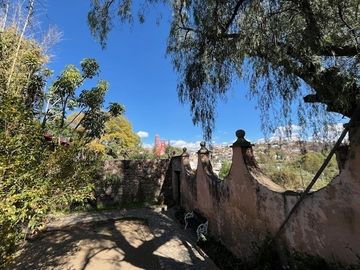 CASA ANTIGUA EN MARFIL CON INCREIBLE JARDIN