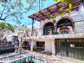CASA ANTIGUA EN MARFIL CON INCREIBLE JARDIN