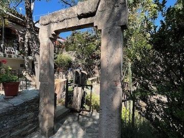 CASA ANTIGUA EN MARFIL CON INCREIBLE JARDIN