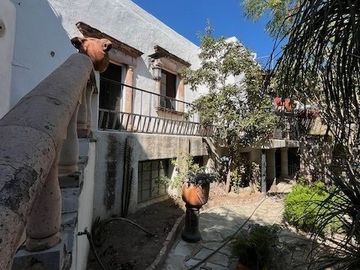 CASA ANTIGUA EN MARFIL CON INCREIBLE JARDIN