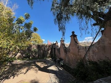 CASA ANTIGUA EN MARFIL CON INCREIBLE JARDIN
