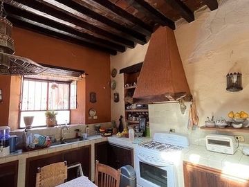 CASA ANTIGUA EN MARFIL CON INCREIBLE JARDIN