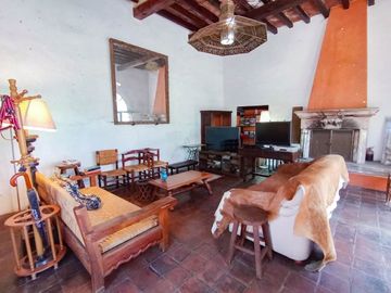 CASA ANTIGUA EN MARFIL CON INCREIBLE JARDIN