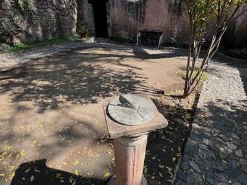 CASA ANTIGUA EN MARFIL CON INCREIBLE JARDIN
