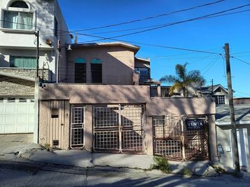 Jardines de Chapultepec, C del Olmo, Casa en Venta