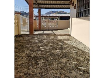 CASA PARA USO RESIDENCIAL O COMERCIAL / TUMBA MUERTO / 200m2 / 3 HABIT