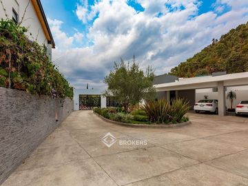 Casa de Lujo con Alberca en venta El Palomar una sola planta Sur