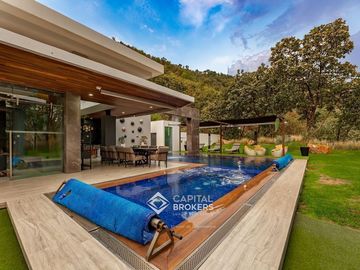 Casa de Lujo con Alberca en venta El Palomar una sola planta Sur