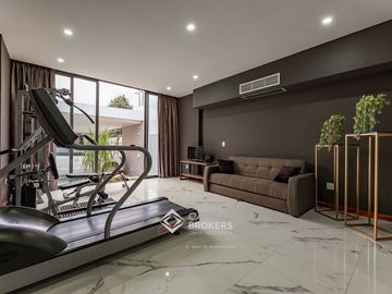 Casa de Lujo con Alberca en venta El Palomar una sola planta Sur