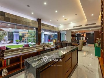 Casa de Lujo con Alberca en venta El Palomar una sola planta Sur