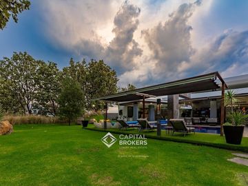 Casa de Lujo con Alberca en venta El Palomar una sola planta Sur
