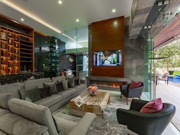 Casa de Lujo con Alberca en venta El Palomar una sola planta Sur