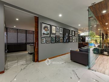 Casa de Lujo con Alberca en venta El Palomar una sola planta Sur