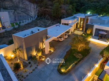 Casa de Lujo con Alberca en venta El Palomar una sola planta Sur
