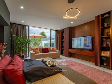 Casa de Lujo con Alberca en venta El Palomar una sola planta Sur