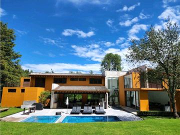 RESIDENCIA EN VENTA EN VALLE DE BRAVO DENTRO DE FRACCIONAMIENTO