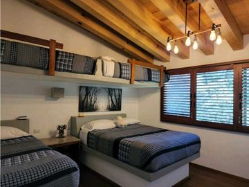 RESIDENCIA EN VENTA EN VALLE DE BRAVO DENTRO DE FRACCIONAMIENTO