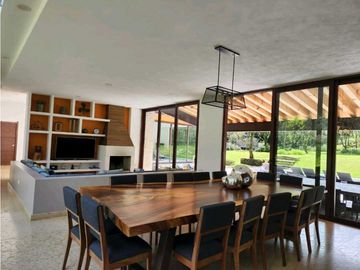 RESIDENCIA EN VENTA EN VALLE DE BRAVO DENTRO DE FRACCIONAMIENTO