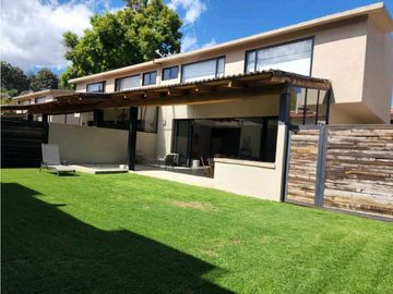 SE VENDE CASA EN VALLE DE BRAVO CON VISTA Y ACCESO AL LAGO