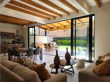 SE VENDE CASA EN VALLE DE BRAVO CON VISTA Y ACCESO AL LAGO