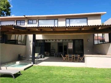 SE VENDE CASA EN VALLE DE BRAVO CON VISTA Y ACCESO AL LAGO