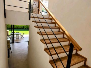 SE VENDE CASA EN VALLE DE BRAVO CON VISTA Y ACCESO AL LAGO