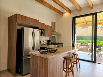 SE VENDE CASA EN VALLE DE BRAVO CON VISTA Y ACCESO AL LAGO