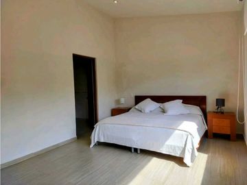 SE VENDE CASA EN VALLE DE BRAVO CON VISTA Y ACCESO AL LAGO