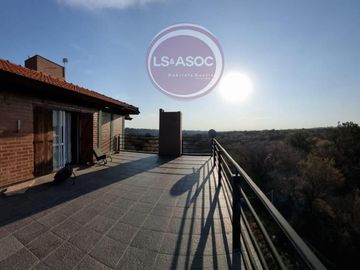Exclusivo Chalet con Vistas Panorámicas a la Sierra y el Arroyo