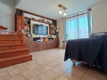 LINDA CASA DE 2 PISOS (2 ESTACIONAMIENTOS)