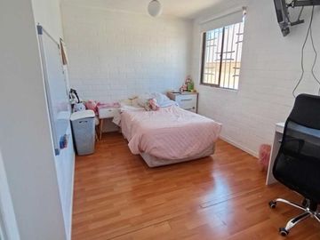 LINDA CASA DE 2 PISOS (2 ESTACIONAMIENTOS)