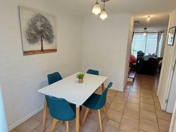 LINDA CASA DE 2 PISOS (2 ESTACIONAMIENTOS)