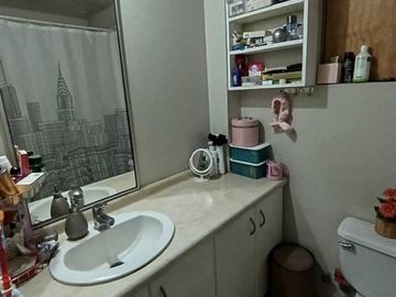 LINDA CASA DE 2 PISOS (2 ESTACIONAMIENTOS)