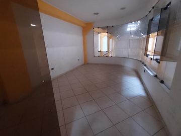 Local Comercial de 2 pisos ubicado en zona comercial - Iquitos