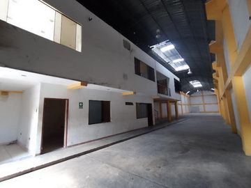 Local Comercial de 2 pisos ubicado en zona comercial - Iquitos
