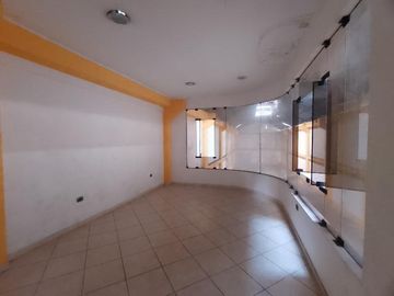 Local Comercial de 2 pisos ubicado en zona comercial - Iquitos